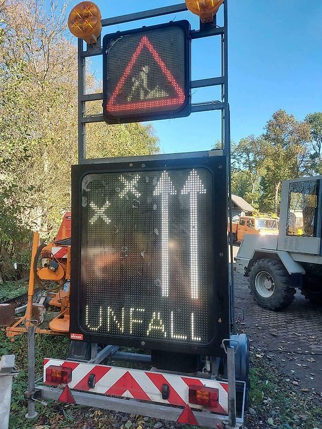 Nissen VLT LED Schilderwagen Verkehrssicherungsanhänger Leittafel